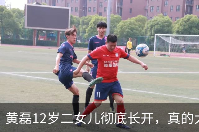 黄磊12岁二女儿彻底长开，真的太像披着长发的黄磊本人了